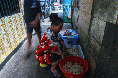 Pengrajin pempek Kampung Pempek Tanggo Rajo Cindo, Jalan KH Azhari Lorong Tangga Raja, Palembang kebanjiran pesanan pempek menjelang lebaran.