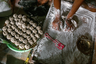 Pengrajin pempek Kampung Pempek Tanggo Rajo Cindo, Jalan KH Azhari Lorong Tangga Raja, Palembang kebanjiran pesanan pempek menjelang lebaran.