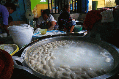 Pengrajin pempek Kampung Pempek Tanggo Rajo Cindo, Jalan KH Azhari Lorong Tangga Raja, Palembang kebanjiran pesanan pempek menjelang lebaran.
