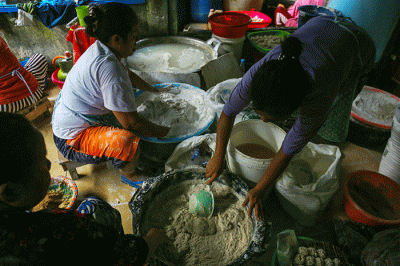 Pengrajin pempek Kampung Pempek Tanggo Rajo Cindo, Jalan KH Azhari Lorong Tangga Raja, Palembang kebanjiran pesanan pempek menjelang lebaran.