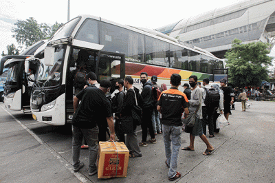 Sejumlah pemudik menunggu keberangkatan bus menuju kampung halaman di Terminal Kampung Rambutan, Jakarta, Jumat (29/4/2022).