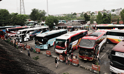 Sejumlah pemudik menunggu keberangkatan bus menuju kampung halaman di Terminal Kampung Rambutan, Jakarta, Jumat (29/4/2022).
