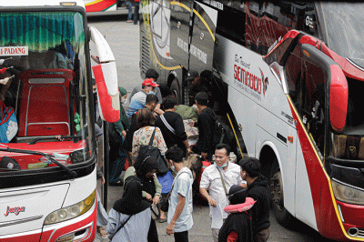 Sejumlah pemudik menunggu keberangkatan bus menuju kampung halaman di Terminal Kampung Rambutan, Jakarta, Jumat (29/4/2022).