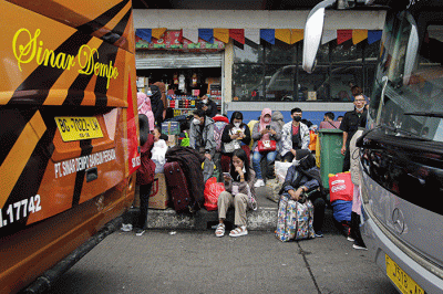 Sejumlah pemudik menunggu keberangkatan bus menuju kampung halaman di Terminal Kampung Rambutan, Jakarta, Jumat (29/4/2022).