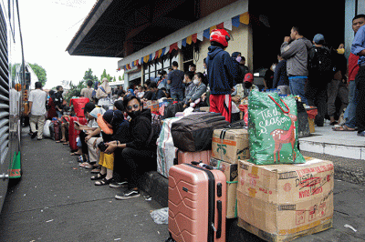 Sejumlah pemudik menunggu keberangkatan bus menuju kampung halaman di Terminal Kampung Rambutan, Jakarta, Jumat (29/4/2022).
