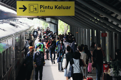 Suasana kepadatan arus mudik di Stasiun Kereta Api Gubeng Surabaya, Jawa Timur, Jumat (29/4/2022).