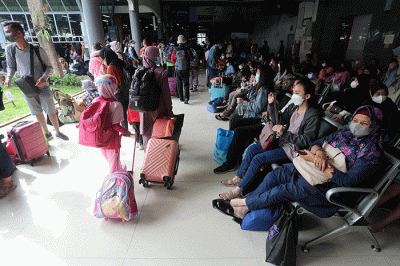 Suasana kepadatan arus mudik di Stasiun Kereta Api Gubeng Surabaya, Jawa Timur, Jumat (29/4/2022).