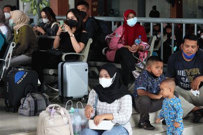 Suasana kepadatan arus mudik di Stasiun Kereta Api Gubeng Surabaya, Jawa Timur, Jumat (29/4/2022).