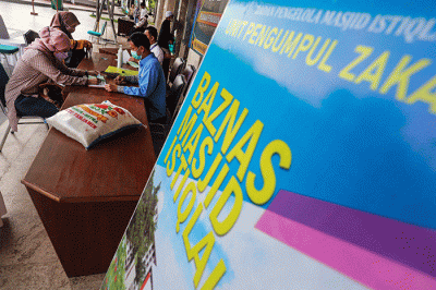 Warga saat membayar zakat di Stand Pelayanan Zakat Masjid Istiqlal, Jakarta Pusat, Jumat (29/4/2022).