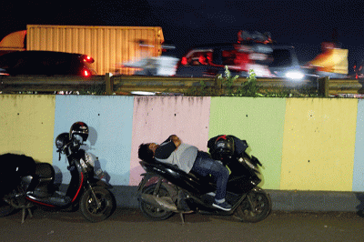 Pemudik sepeda motor memadati Simpang Jomin, Kabupaten Karawang, Jawa Barat, Jumat (29/4/2022).