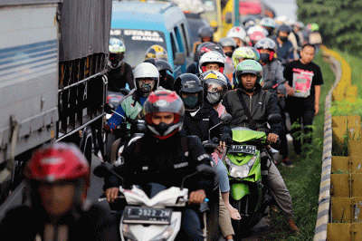 Pemudik sepeda motor memadati Simpang Jomin, Kabupaten Karawang, Jawa Barat, Jumat (29/4/2022).