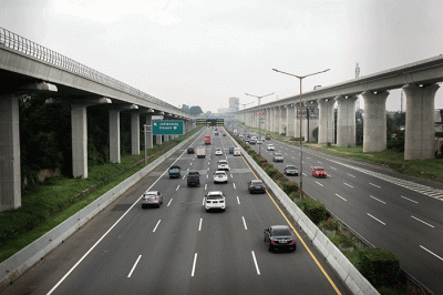 Sejumlah kendaraan melintasi arus tol Jakarta-Cikampek di kawasan Bekasi, Jawa Barat, Sabtu (30/4/2022).