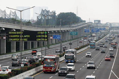 Sejumlah kendaraan melintasi arus tol Jakarta-Cikampek di kawasan Bekasi, Jawa Barat, Sabtu (30/4/2022).