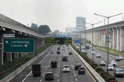 Sejumlah kendaraan melintasi arus tol Jakarta-Cikampek di kawasan Bekasi, Jawa Barat, Sabtu (30/4/2022).