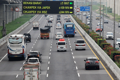Sejumlah kendaraan melintasi arus tol Jakarta-Cikampek di kawasan Bekasi, Jawa Barat, Sabtu (30/4/2022).