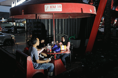 Sejumlah pemudik menyantap makanan berbuka puasa di Rest Area KM 19 ruas tol Jakarta-Cikampek, Jumat (29/4/2022).