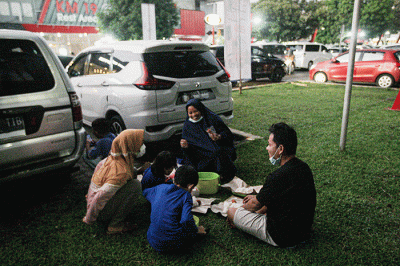 Sejumlah pemudik menyantap makanan berbuka puasa di Rest Area KM 19 ruas tol Jakarta-Cikampek, Jumat (29/4/2022).