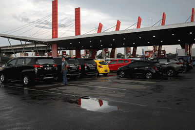 Sejumlah pemudik menyantap makanan berbuka puasa di Rest Area KM 19 ruas tol Jakarta-Cikampek, Jumat (29/4/2022).