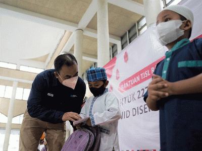 Direktur Utama PT Semen Gresik, Subhan (tengah) menyerahkan bingkisan berkah kepada anak yatim piatu di Rembang, Jawa Tengah.