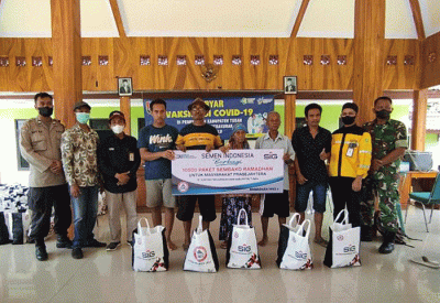 Direktur Utama PT Semen Gresik, Subhan (tengah) menyerahkan bingkisan berkah kepada anak yatim piatu di Rembang, Jawa Tengah.