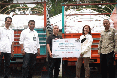 Direktur Utama PT Semen Gresik, Subhan (tengah) menyerahkan bingkisan berkah kepada anak yatim piatu di Rembang, Jawa Tengah.