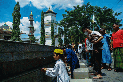 Ribuan jamaah melakukan ibadah shalat Jumat terakhir Bulan Ramadan 1443 H di Masjid Agung Sultan Mahmud Badaruddin Jayo Wikramo Palembang, Jumat (29/4/2022).