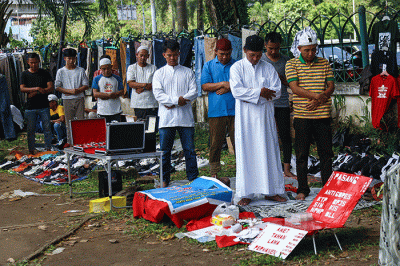 Ribuan jamaah melakukan ibadah shalat Jumat terakhir Bulan Ramadan 1443 H di Masjid Agung Sultan Mahmud Badaruddin Jayo Wikramo Palembang, Jumat (29/4/2022).