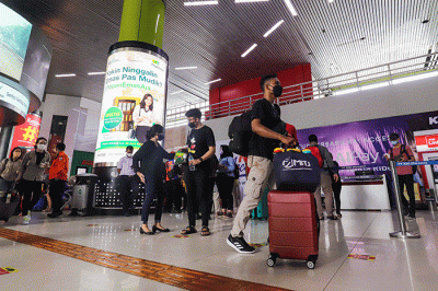 Pemudik menunggu kedatangan kereta di Stasiun Kereta Api (KA) Gambir, Jakarta Pusat, Sabtu (30/4/2022).