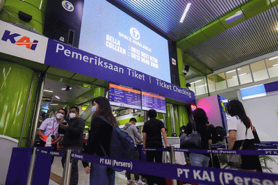 Pemudik menunggu kedatangan kereta di Stasiun Kereta Api (KA) Gambir, Jakarta Pusat, Sabtu (30/4/2022).