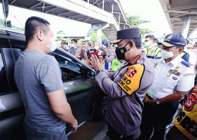 Kapolri Jenderal Listyo Sigit Prabowo meninjau arus mudik di Pelabuhan Merak, Banten, Sabtu, (30/4/2022).