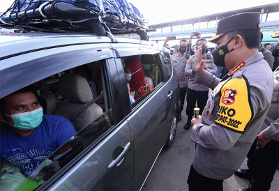 Kapolri Jenderal Listyo Sigit Prabowo meninjau arus mudik di Pelabuhan Merak, Banten, Sabtu, (30/4/2022).