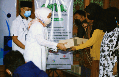 Menteri Ketenagakerjaan Ida Fauziyah, menyalurkan paket sembako Ramadhan kepada masyarakat yang ada di Mojokerto Jawa Timur, Jumat (29/4/2022).