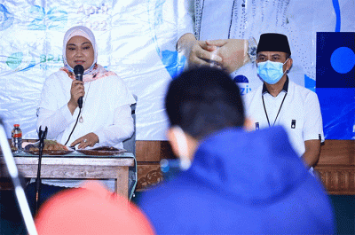 Menteri Ketenagakerjaan Ida Fauziyah, menyalurkan paket sembako Ramadhan kepada masyarakat yang ada di Mojokerto Jawa Timur, Jumat (29/4/2022).