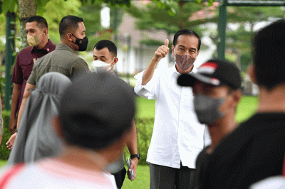Presiden Joko Widodo membagikan paket sembako bagi masyarakat di sekitar Gedung Agung, Istana Kepresidenan Yogyakarta, pada Sabtu, 30 April 2022.