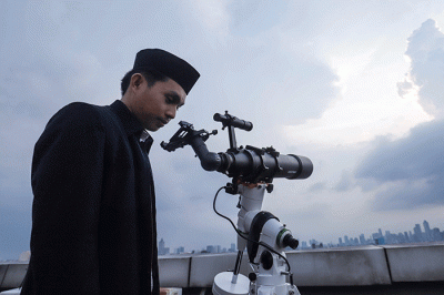 Petugas saat melakukan pemantauan hilal di Kantor Wilayah Kementerian Agama Provinsi DKI Jakarta, Cipinang, Jakarta Timur, Minggu (1/5/2022).
