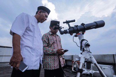Petugas saat melakukan pemantauan hilal di Kantor Wilayah Kementerian Agama Provinsi DKI Jakarta, Cipinang, Jakarta Timur, Minggu (1/5/2022).