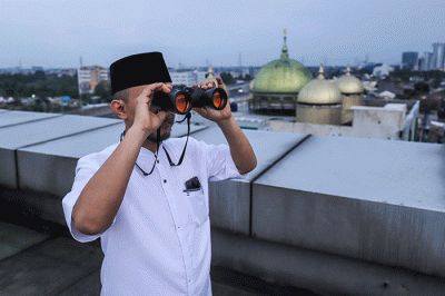 Petugas saat melakukan pemantauan hilal di Kantor Wilayah Kementerian Agama Provinsi DKI Jakarta, Cipinang, Jakarta Timur, Minggu (1/5/2022).