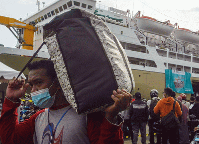 Gubernur Jateng Ganjar Pranowo menyambut ribuan peserta mudik gratis menggunakan KM Ciremai di Pelabuhan Tanjung Emas Semarang, Jawa Tengah, Sabtu (30/4/2022).
