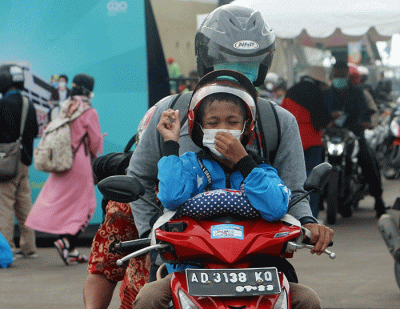 Gubernur Jateng Ganjar Pranowo menyambut ribuan peserta mudik gratis menggunakan KM Ciremai di Pelabuhan Tanjung Emas Semarang, Jawa Tengah, Sabtu (30/4/2022).