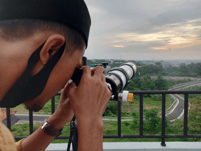 Tim Rukyatul Hilal Universitas Islam Negeri (UIN) Walisongo Semarang, Jawa Tengah melakukan pengamatan hilal.