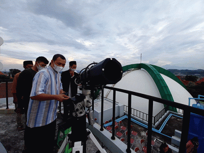Tim Rukyatul Hilal Universitas Islam Negeri (UIN) Walisongo Semarang, Jawa Tengah melakukan pengamatan hilal.