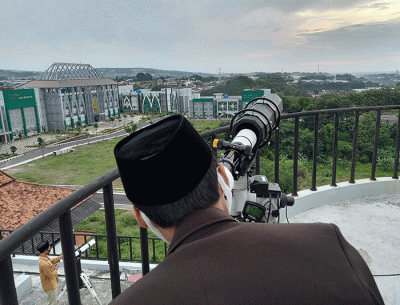 Tim Rukyatul Hilal Universitas Islam Negeri (UIN) Walisongo Semarang, Jawa Tengah melakukan pengamatan hilal.