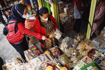 Pembeli memilih kue kering di salah satu toko kue kering di kawasan Ciracas, Jakarta Timur, Minggu (1/5/2022).
