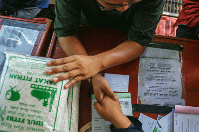 Unit Pengumpulan Zakat Masjid Agung Sultan Mahmud Badaruddin Jayo Wikramo Palembang menerima pembayaran Zakat Fitrah bagi ummat Muslim.