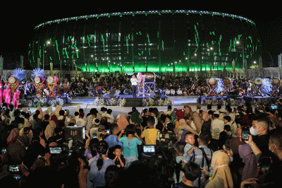 Gubernur DKI Jakarta, Anies Baswedan memukul bedug membuka acara Festival Tabuh Bedug di Jakarta International Stadium (JIS), Jakarta Utara.