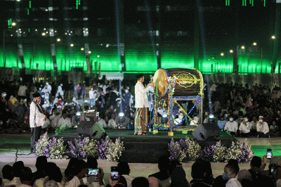 Gubernur DKI Jakarta, Anies Baswedan memukul bedug membuka acara Festival Tabuh Bedug di Jakarta International Stadium (JIS), Jakarta Utara.