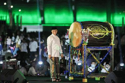 Gubernur DKI Jakarta, Anies Baswedan memukul bedug membuka acara Festival Tabuh Bedug di Jakarta International Stadium (JIS), Jakarta Utara.