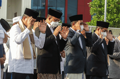 Gubernur DKI Jakarta Anies Baswedan saat melaksanakan Shalat Idul Fitri 1443 Hijriah di Jakarta International Stadium (JIS), Jakarta Utara, Senin (2/5/2022).