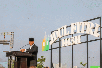 Gubernur DKI Jakarta Anies Baswedan saat melaksanakan Shalat Idul Fitri 1443 Hijriah di Jakarta International Stadium (JIS), Jakarta Utara, Senin (2/5/2022).