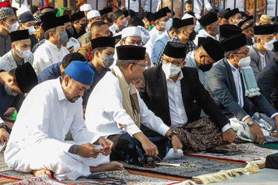 Gubernur DKI Jakarta Anies Baswedan saat melaksanakan Shalat Idul Fitri 1443 Hijriah di Jakarta International Stadium (JIS), Jakarta Utara, Senin (2/5/2022).